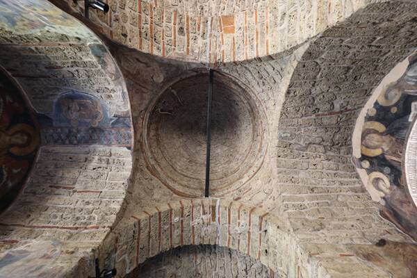 A view of the blind dome of the outer chancel