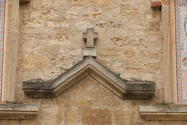 Broken cordon wreath with cross