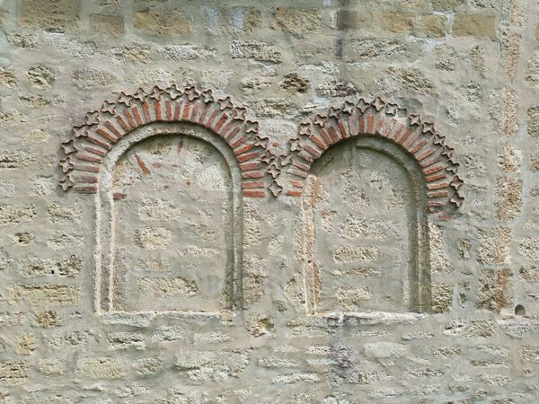 Two shallow niches of the southern facade