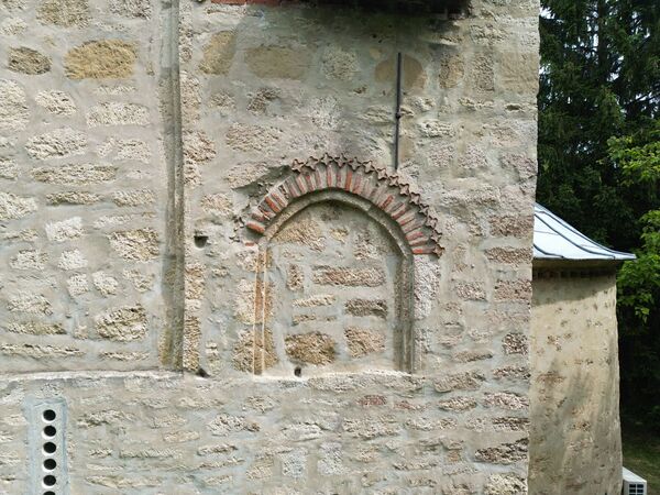 Shallow niche of the south facade