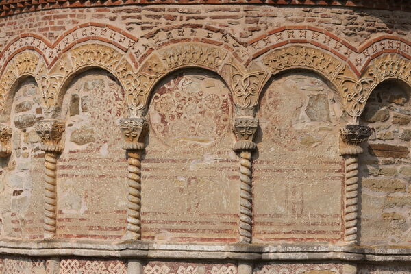 Blind arcade of the altar apse