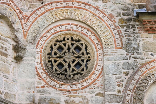 The large western rosette of the northern facade of the nave