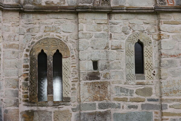 The western bifora of the northern facade and the monophora of the narthex