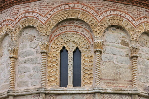 Blind arcade with bifora of the south narthex