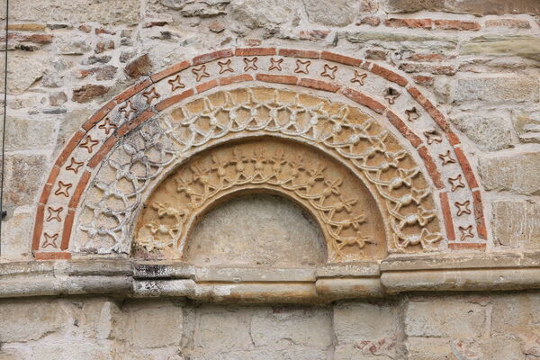 The western archivolts of the southern facade of the narthex