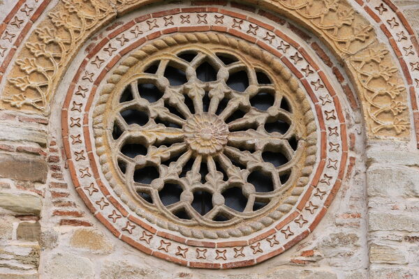 A large rosette on the southern facade of the narthex