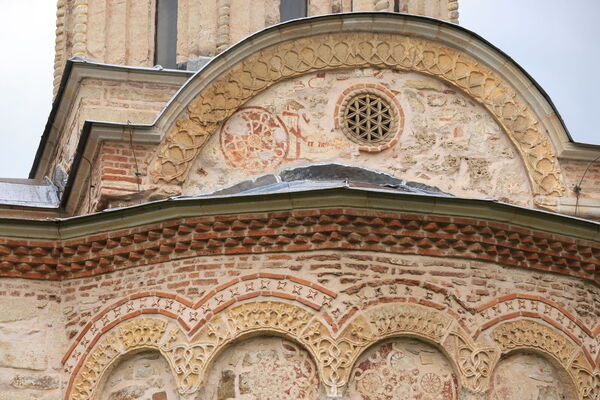 The gable with a rosette and the blind arcade of the altar apse