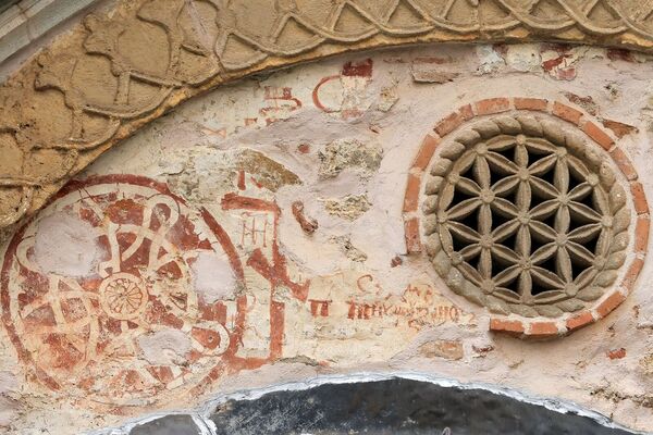 Rosettes and the inscription from 1661/2 on the east gable