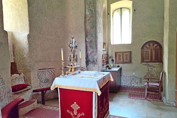 View of the central and southern part of the altar area