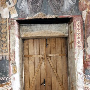 Central entrace to the narthex