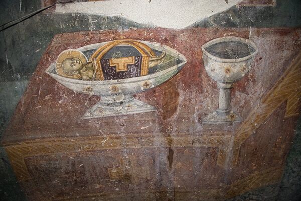 Honorary table with the Lamb on the paten and chalice