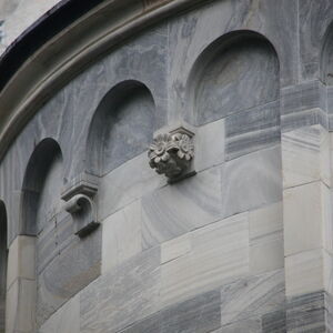 Blind arcades on the sanctuary apse